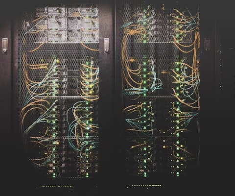 Serverraum mit blauer Beleuchtung und Netzwerk-Infrastruktur